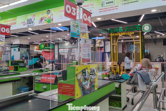 Siêu thị ở Hà Nội dán miếng dấu chân, giữ khoảng cách tối thiểu 2m ảnh 6