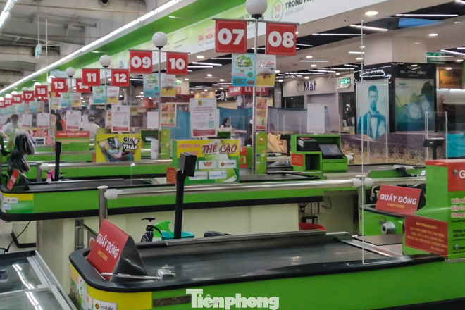 Siêu thị ở Hà Nội dán miếng dấu chân, giữ khoảng cách tối thiểu 2m ảnh 5