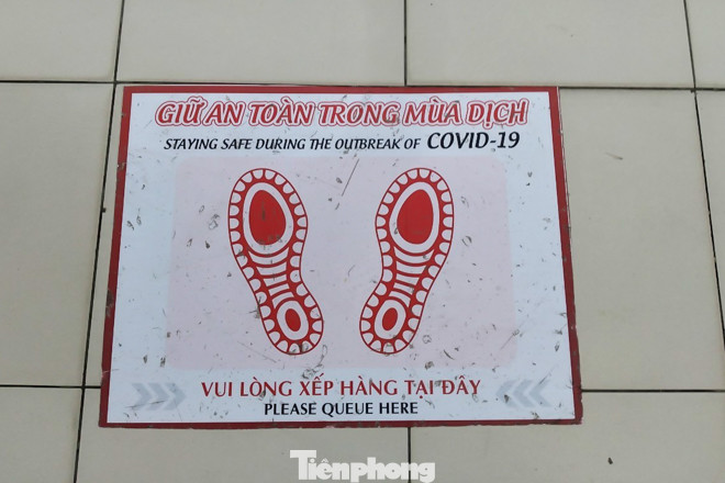 Siêu thị ở Hà Nội dán miếng dấu chân, giữ khoảng cách tối thiểu 2m ảnh 3