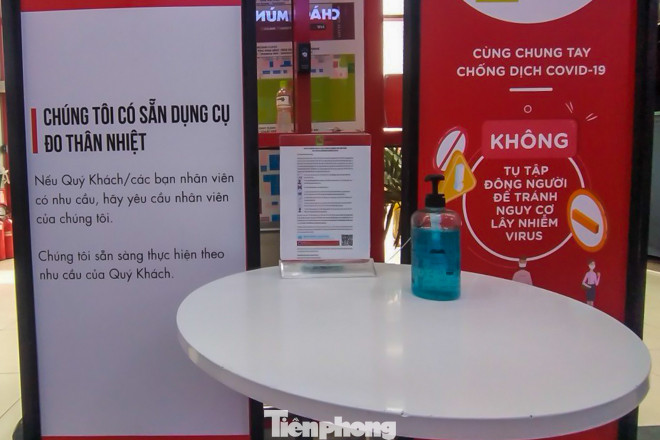 Siêu thị ở Hà Nội dán miếng dấu chân, giữ khoảng cách tối thiểu 2m ảnh 8