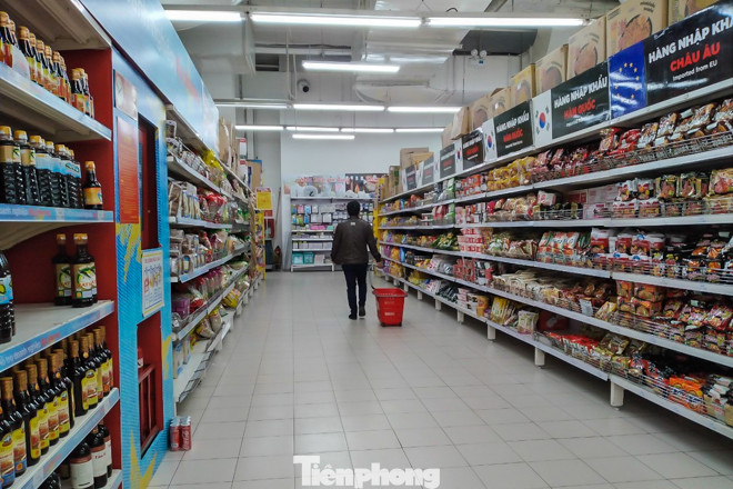 Siêu thị ở Hà Nội dán miếng dấu chân, giữ khoảng cách tối thiểu 2m ảnh 9