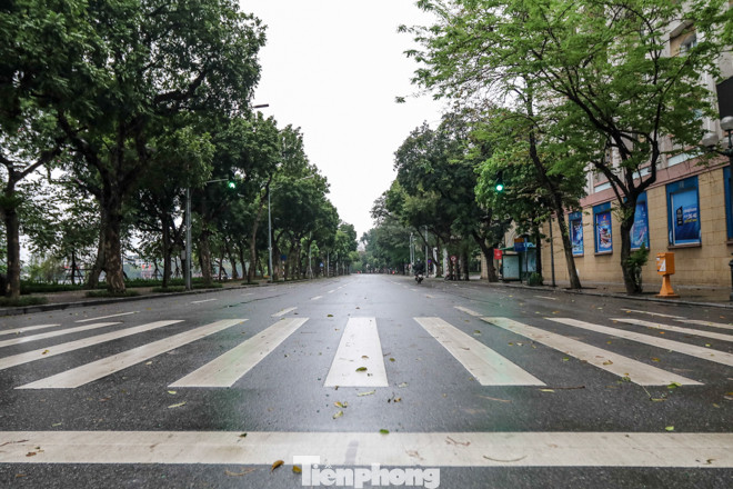 Hà Nội vắng lặng, nhiều người không thuộc diện được ra đường bị nhắc nhở ảnh 1