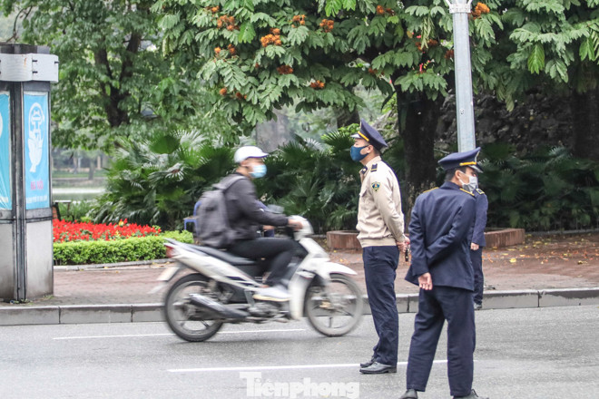 Hà Nội vắng lặng, nhiều người không thuộc diện được ra đường bị nhắc nhở ảnh 4