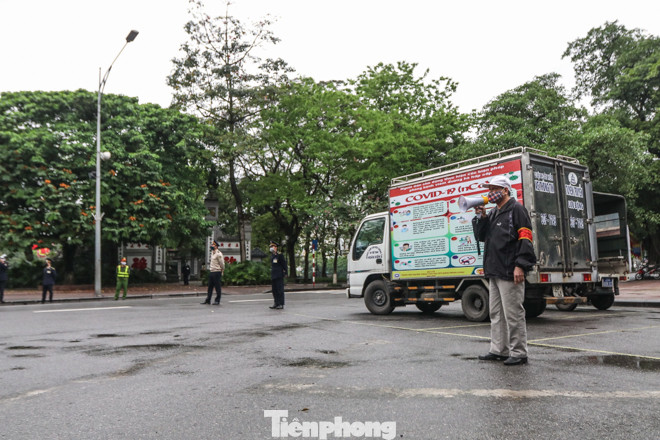 Hà Nội vắng lặng, nhiều người không thuộc diện được ra đường bị nhắc nhở ảnh 3