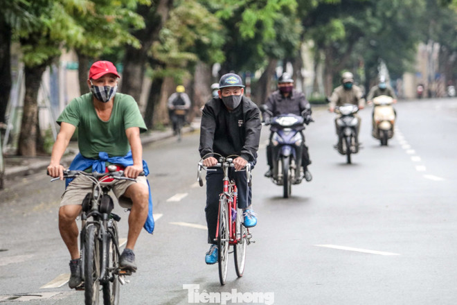 Hà Nội vắng lặng, nhiều người không thuộc diện được ra đường bị nhắc nhở ảnh 6