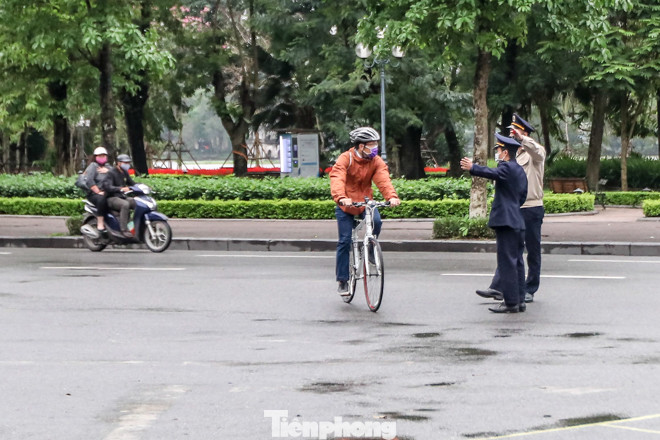 Hà Nội vắng lặng, nhiều người không thuộc diện được ra đường bị nhắc nhở ảnh 8