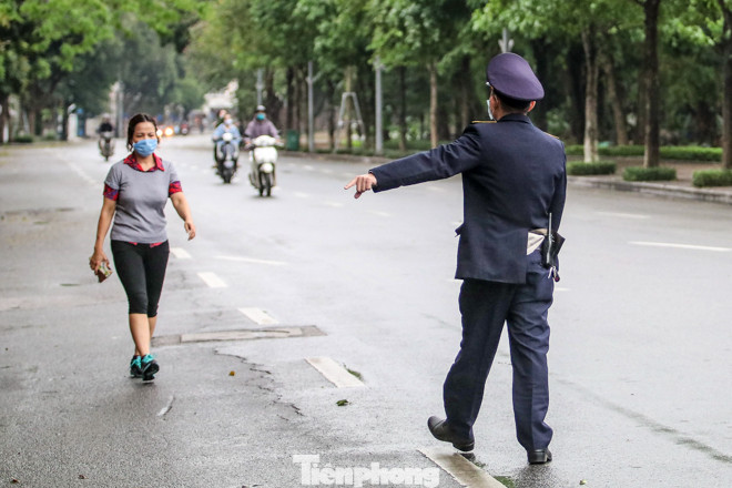 Trầm lắng phố phường Hà Nội sau 4 ngày cách ly toàn xã hội ảnh 4