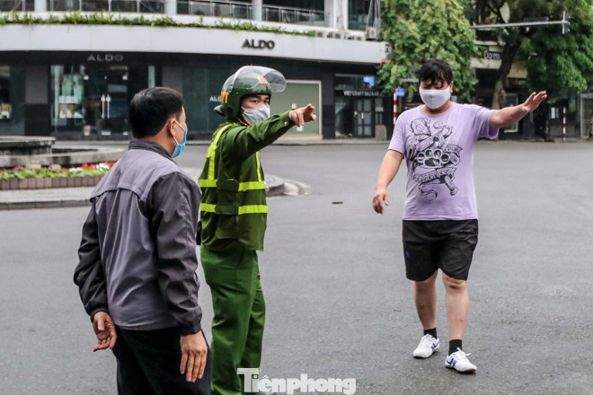 Hà Nội vắng lặng, nhiều người không thuộc diện được ra đường bị nhắc nhở ảnh 10