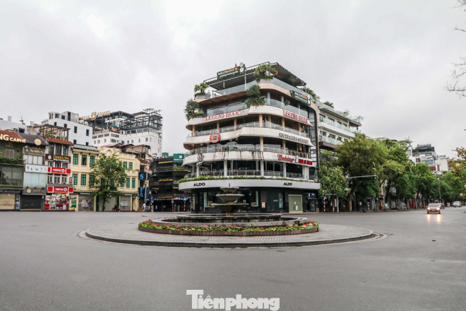 Hà Nội vắng lặng, nhiều người không thuộc diện được ra đường bị nhắc nhở ảnh 2