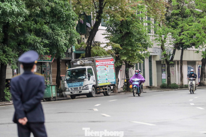 Hà Nội vắng lặng, nhiều người không thuộc diện được ra đường bị nhắc nhở ảnh 9