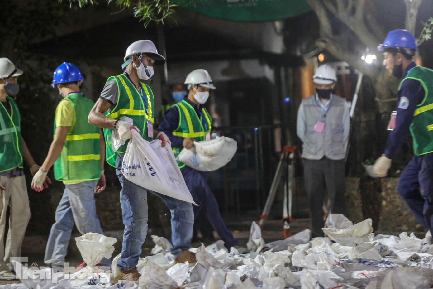 Xuyên đêm cải tạo bờ kè Hồ Gươm bằng khối bê tông cốt sợi đúc sẵn ảnh 4