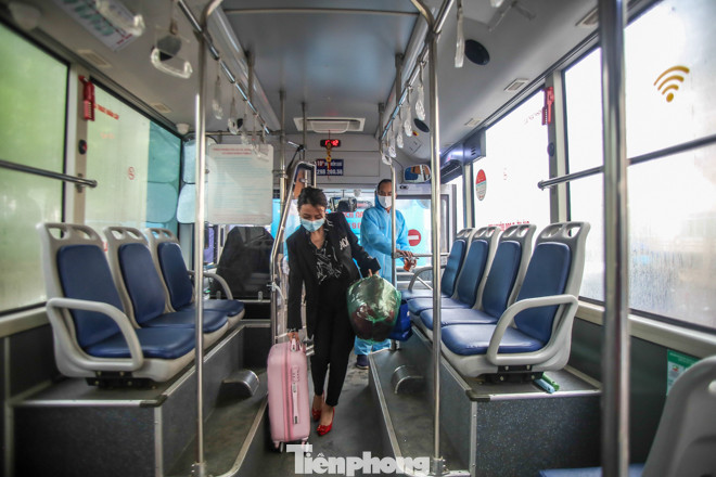 Hết hạn cách ly, hàng trăm người phấn khởi về nhà bằng xe buýt ảnh 12