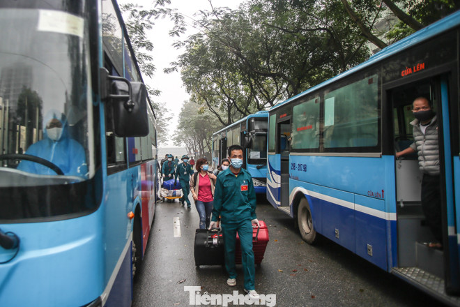 Hết hạn cách ly, hàng trăm người phấn khởi về nhà bằng xe buýt ảnh 3