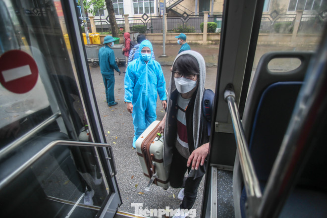 Hết hạn cách ly, hàng trăm người phấn khởi về nhà bằng xe buýt ảnh 10