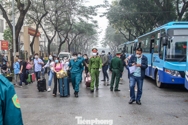 Hết hạn cách ly, hàng trăm người phấn khởi về nhà bằng xe buýt ảnh 1