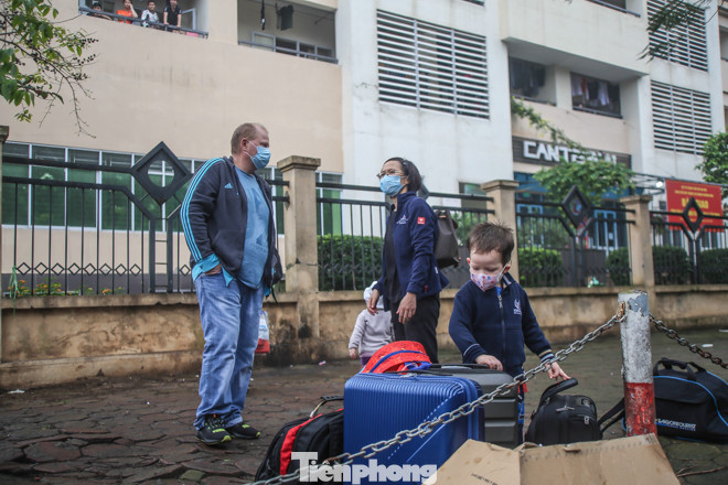 Hết hạn cách ly, hàng trăm người phấn khởi về nhà bằng xe buýt ảnh 15