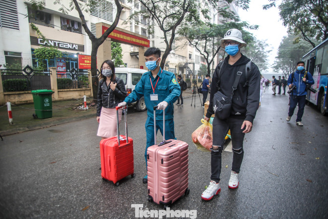 Hết hạn cách ly, hàng trăm người phấn khởi về nhà bằng xe buýt ảnh 14