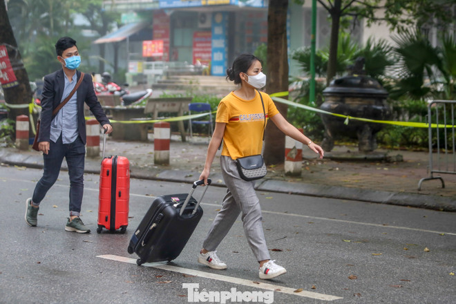 Hết hạn cách ly, hàng trăm người phấn khởi về nhà bằng xe buýt ảnh 7