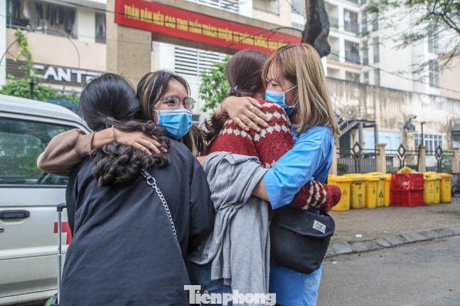 Hết hạn cách ly, hàng trăm người phấn khởi về nhà bằng xe buýt ảnh 8