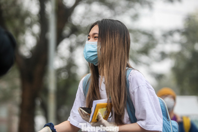 Hết hạn cách ly, hàng trăm người phấn khởi về nhà bằng xe buýt ảnh 16