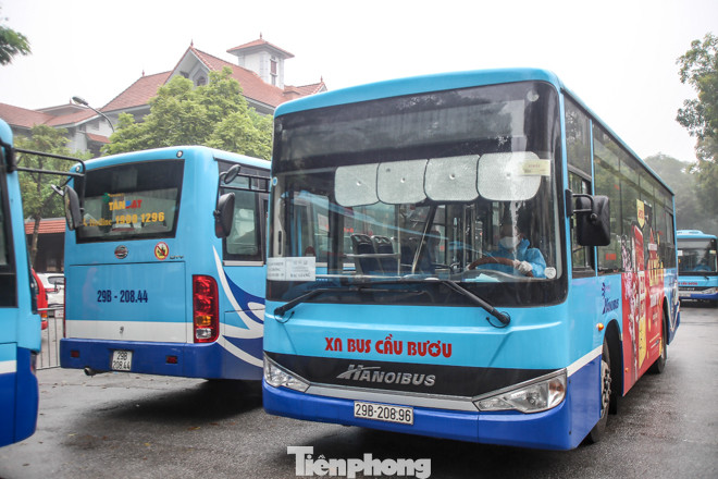 Hết hạn cách ly, hàng trăm người phấn khởi về nhà bằng xe buýt ảnh 2