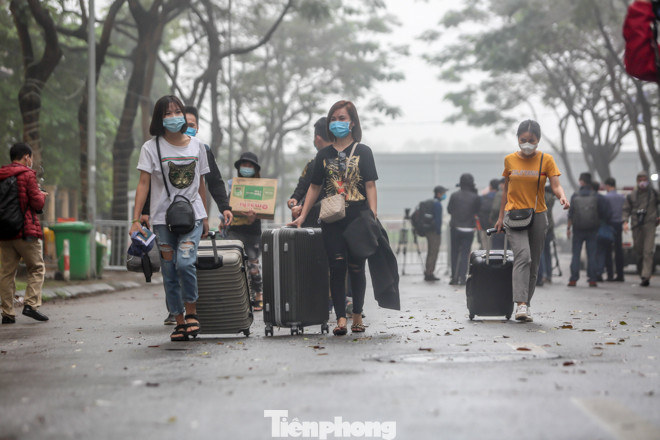 Hết hạn cách ly, hàng trăm người phấn khởi về nhà bằng xe buýt ảnh 4