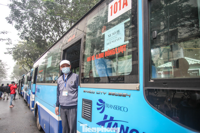 Hết hạn cách ly, hàng trăm người phấn khởi về nhà bằng xe buýt ảnh 9