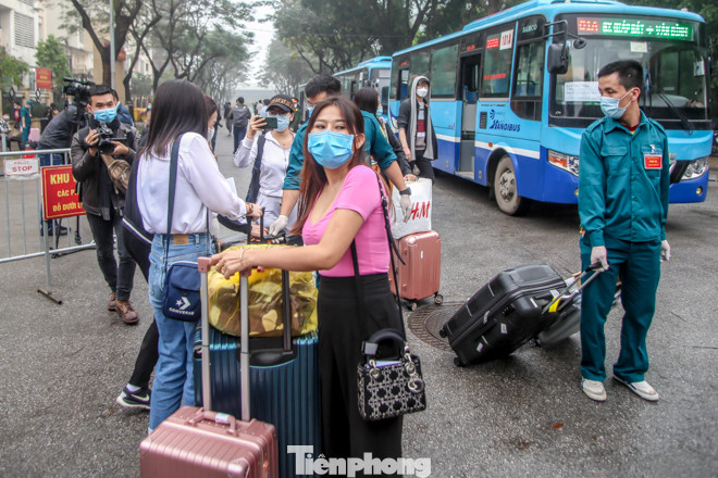 Hết hạn cách ly, hàng trăm người phấn khởi về nhà bằng xe buýt ảnh 5