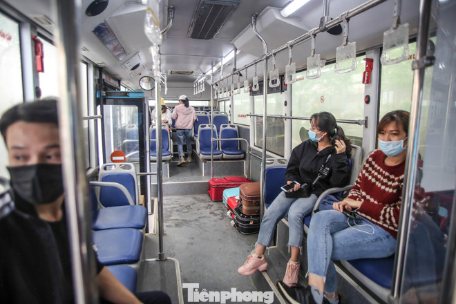 Hết hạn cách ly, hàng trăm người phấn khởi về nhà bằng xe buýt ảnh 11