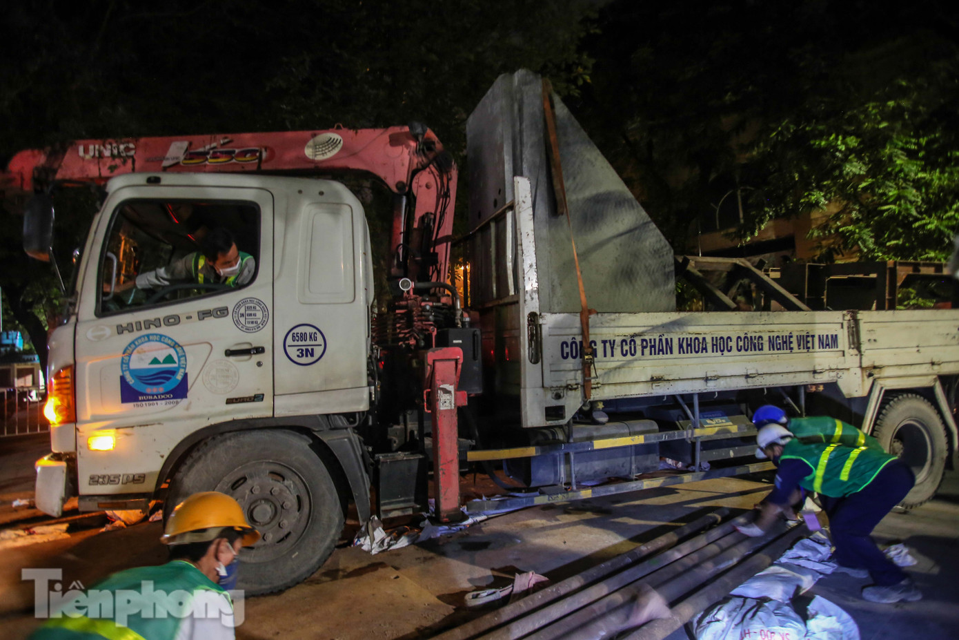 Xuyên đêm cải tạo bờ kè Hồ Gươm bằng khối bê tông cốt sợi đúc sẵn ảnh 10