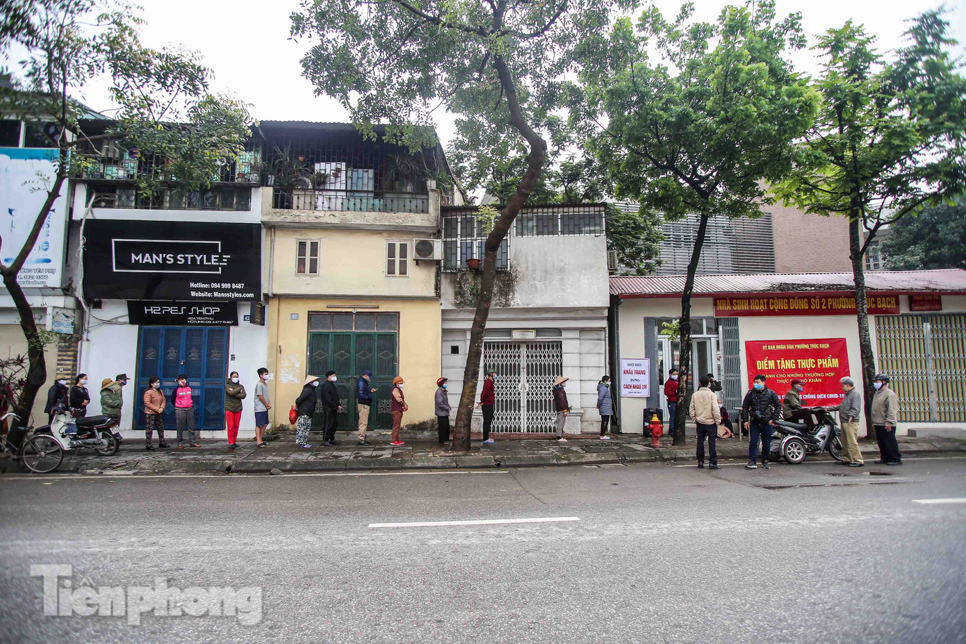 Người dân xếp hàng nhận suất ăn miễn phí trong lúc 'cách ly toàn xã hội' ảnh 2