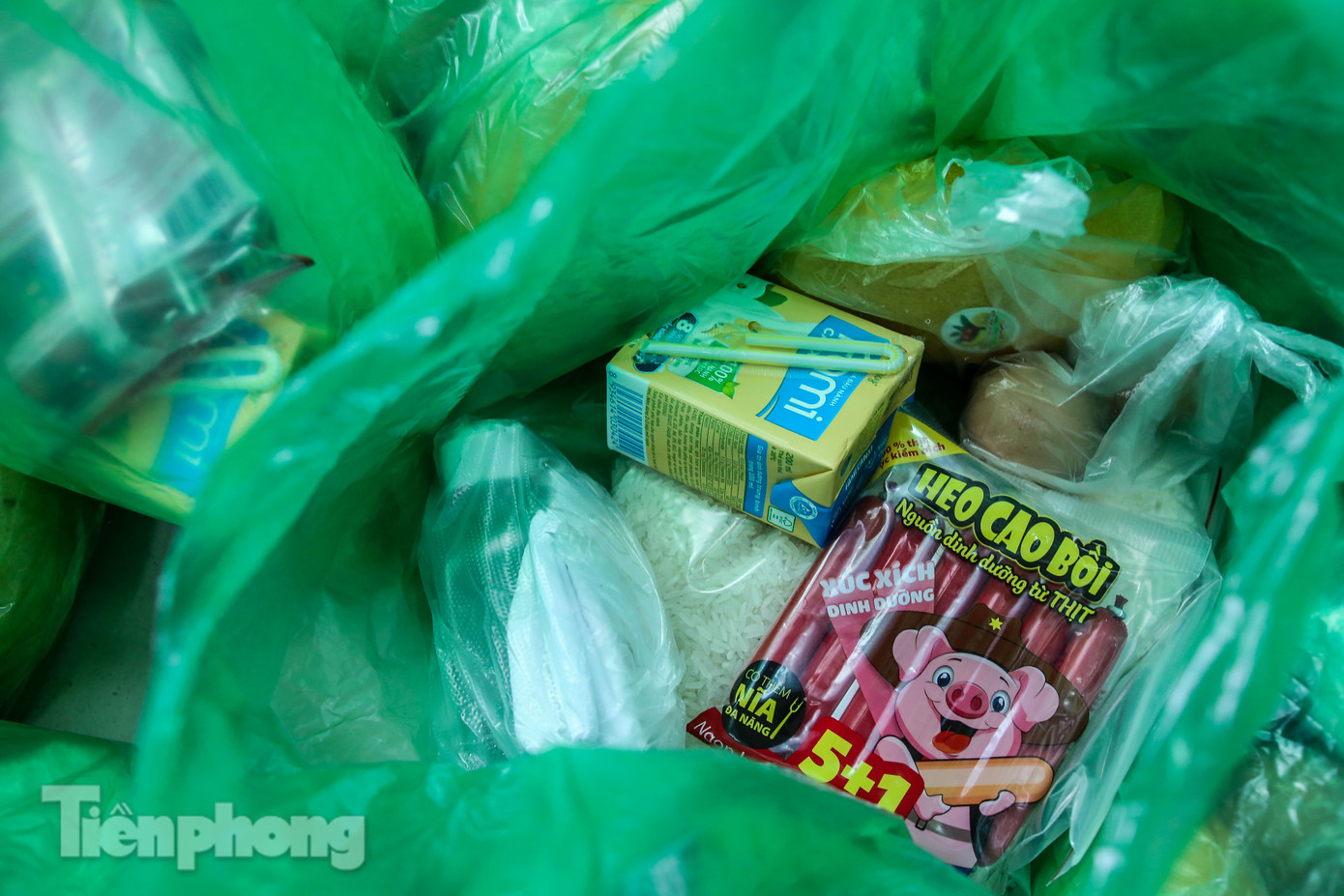 Người dân xếp hàng nhận suất ăn miễn phí trong lúc 'cách ly toàn xã hội' ảnh 6