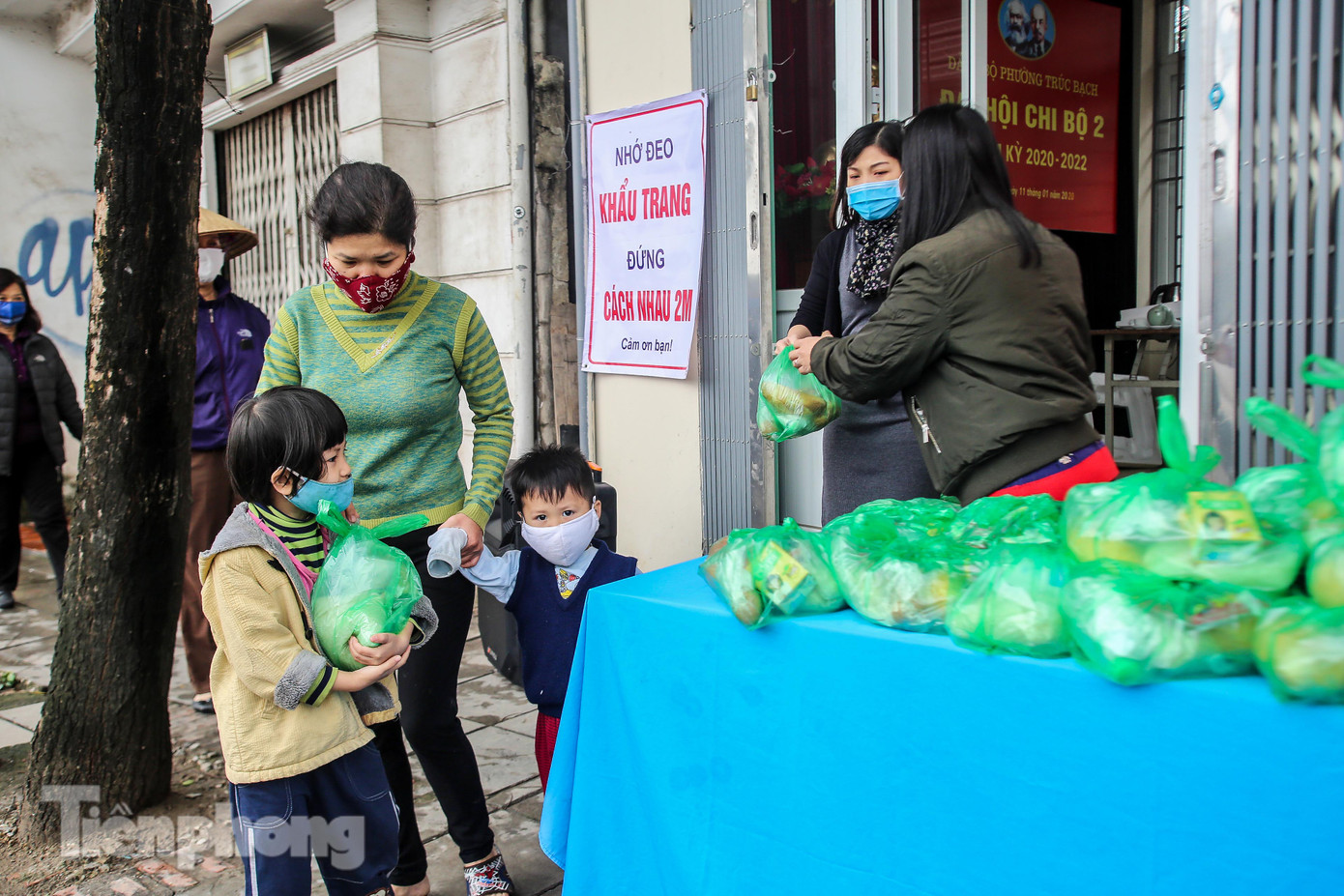 Người dân xếp hàng nhận suất ăn miễn phí trong lúc 'cách ly toàn xã hội' ảnh 5