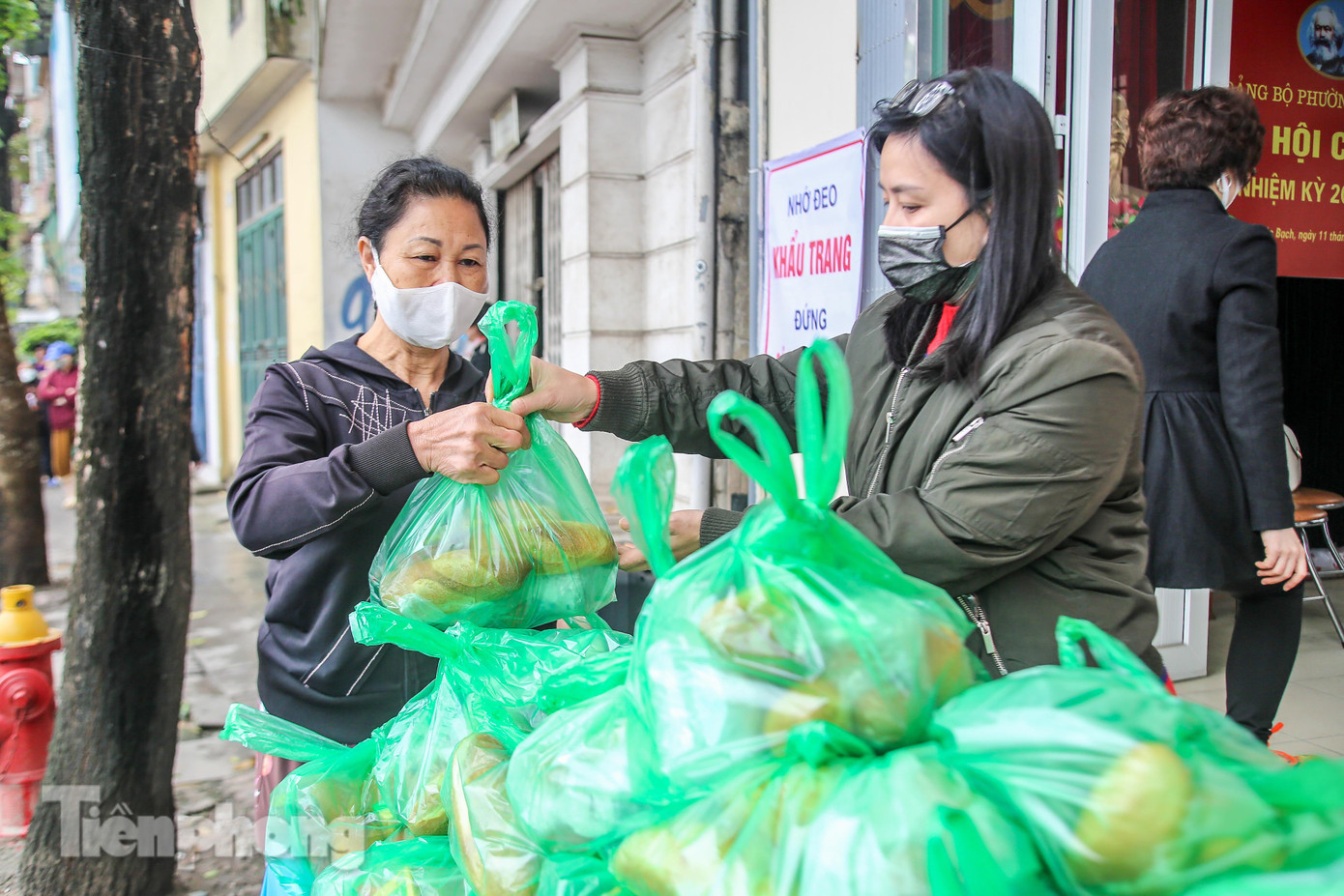 Người dân xếp hàng nhận suất ăn miễn phí trong lúc 'cách ly toàn xã hội' ảnh 4