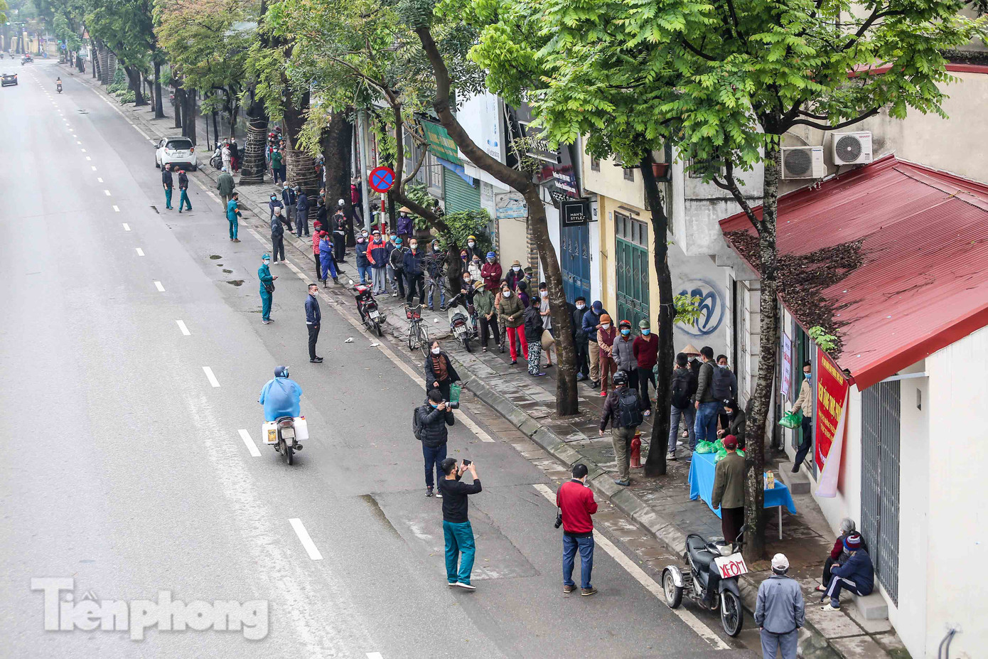 Người dân xếp hàng nhận suất ăn miễn phí trong lúc 'cách ly toàn xã hội' ảnh 1