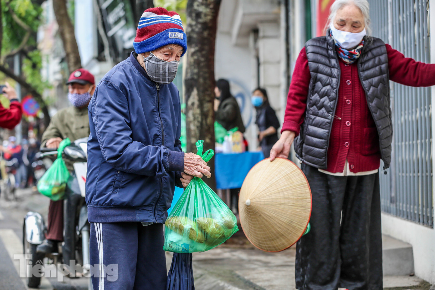 Người dân xếp hàng nhận suất ăn miễn phí trong lúc 'cách ly toàn xã hội' ảnh 7