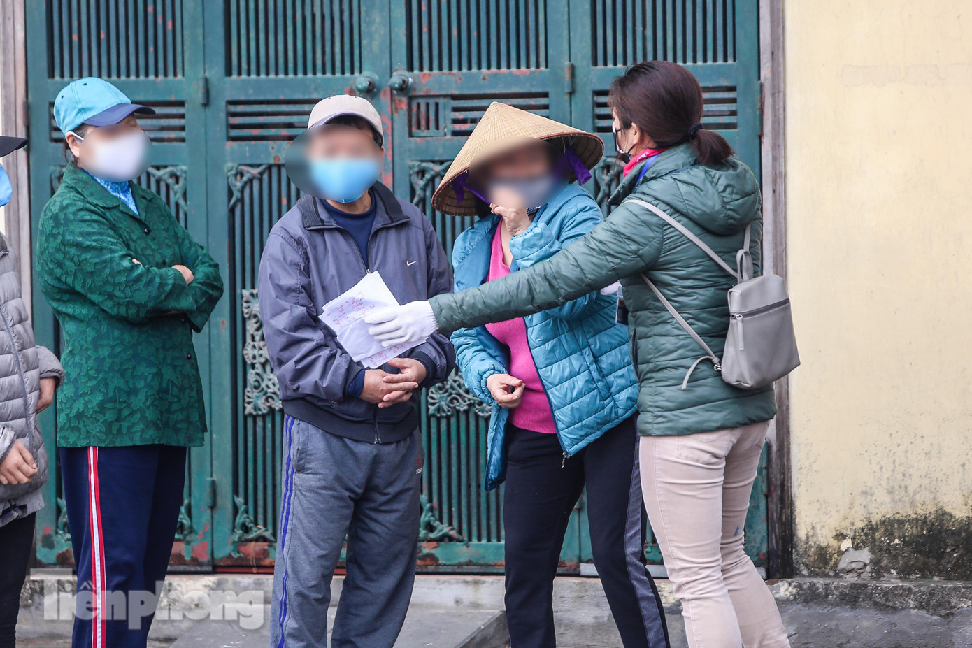 Người dân xếp hàng nhận suất ăn miễn phí trong lúc 'cách ly toàn xã hội' ảnh 8