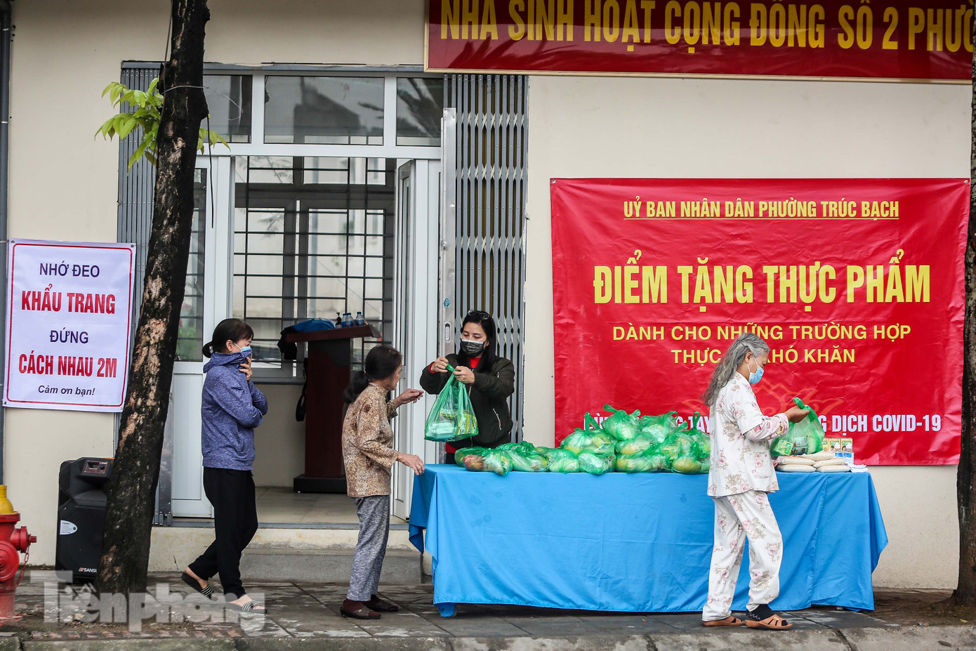 Người dân xếp hàng nhận suất ăn miễn phí trong lúc 'cách ly toàn xã hội' ảnh 3