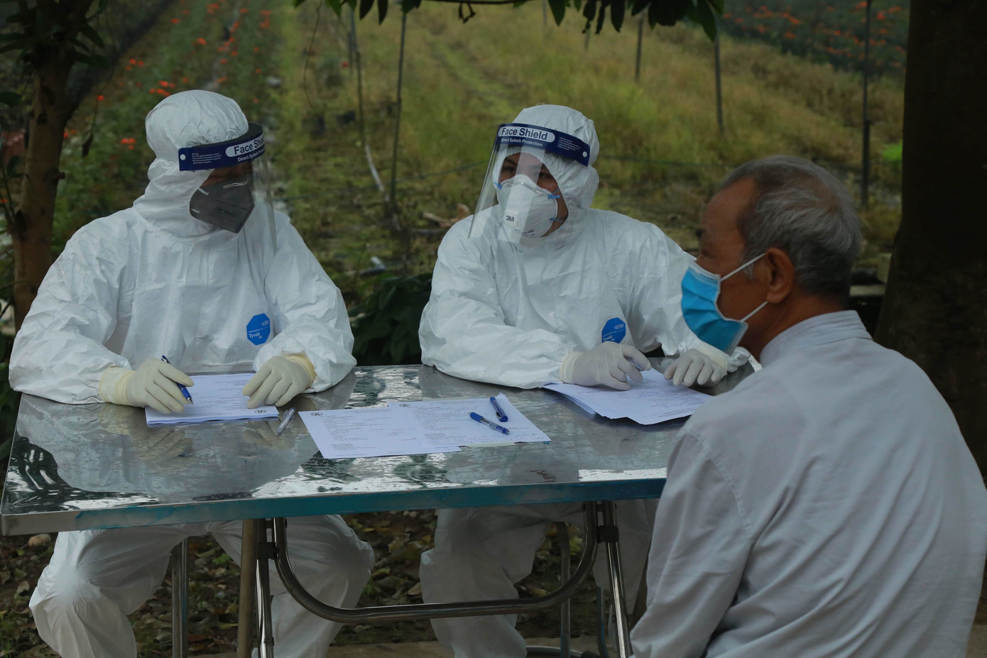 Hạ Lôi xịt khử trùng từng mớ rau, con gà ngày cách ly ảnh 14