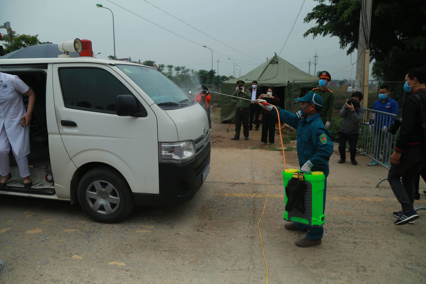 Hạ Lôi xịt khử trùng từng mớ rau, con gà ngày cách ly ảnh 13