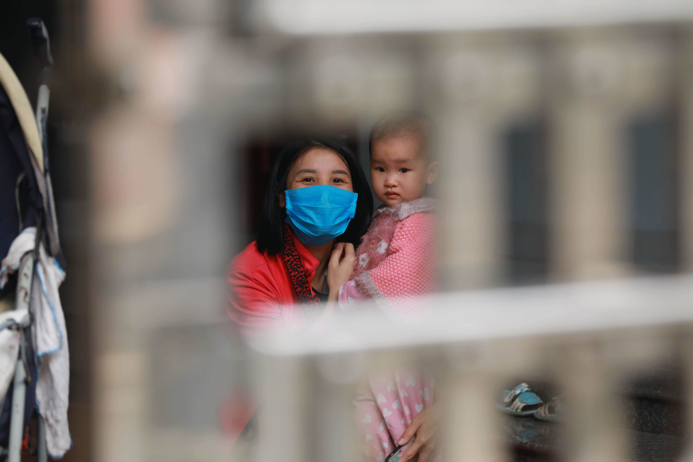 Hạ Lôi xịt khử trùng từng mớ rau, con gà ngày cách ly ảnh 5