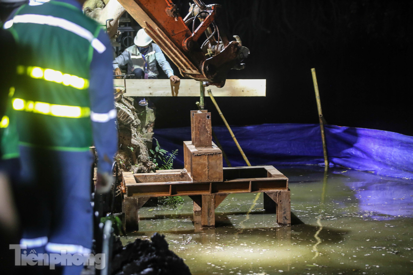 Xuyên đêm cải tạo bờ kè Hồ Gươm bằng khối bê tông cốt sợi đúc sẵn ảnh 9