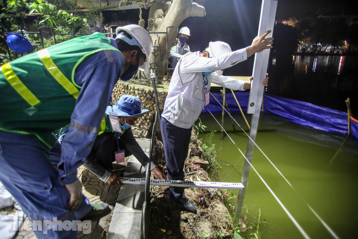 Xuyên đêm cải tạo bờ kè Hồ Gươm bằng khối bê tông cốt sợi đúc sẵn ảnh 6