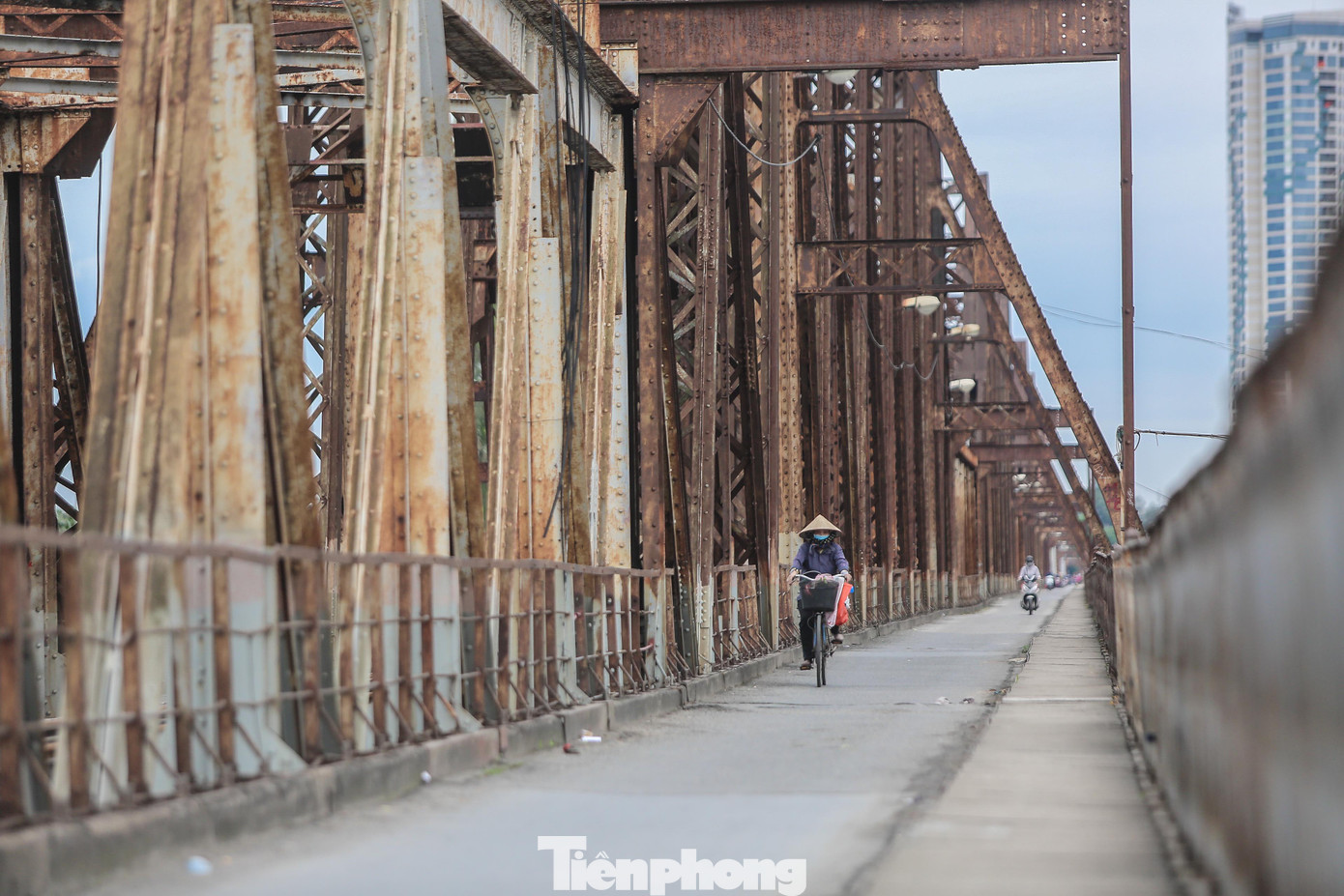 Trầm lắng phố phường Hà Nội sau 4 ngày cách ly toàn xã hội ảnh 6