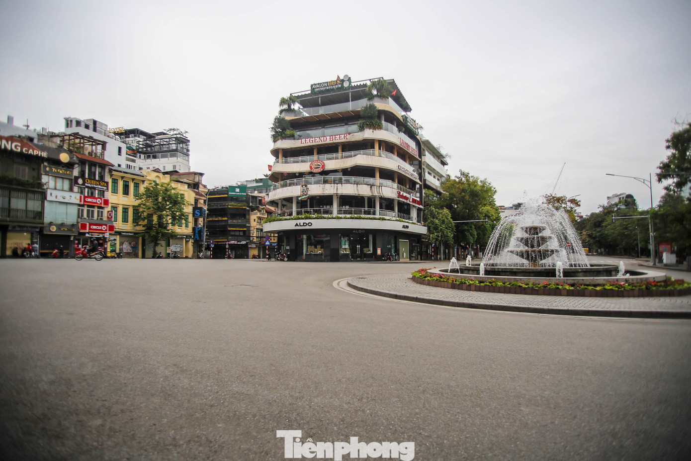 Trầm lắng phố phường Hà Nội sau 4 ngày cách ly toàn xã hội ảnh 1