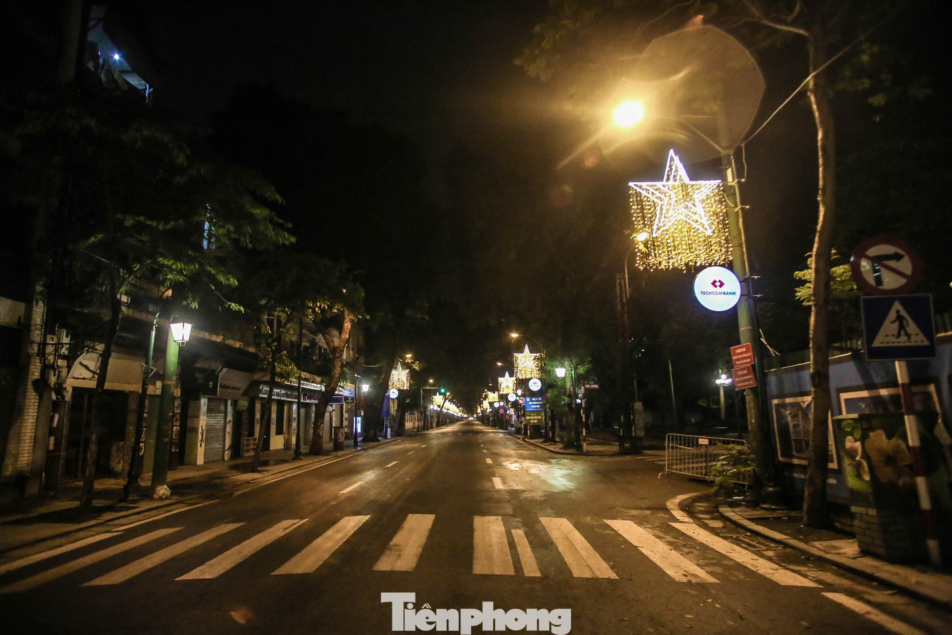 Trầm lắng phố phường Hà Nội sau 4 ngày cách ly toàn xã hội ảnh 11