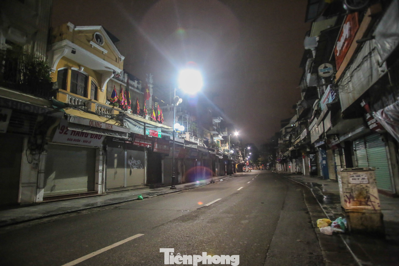 Trầm lắng phố phường Hà Nội sau 4 ngày cách ly toàn xã hội ảnh 10