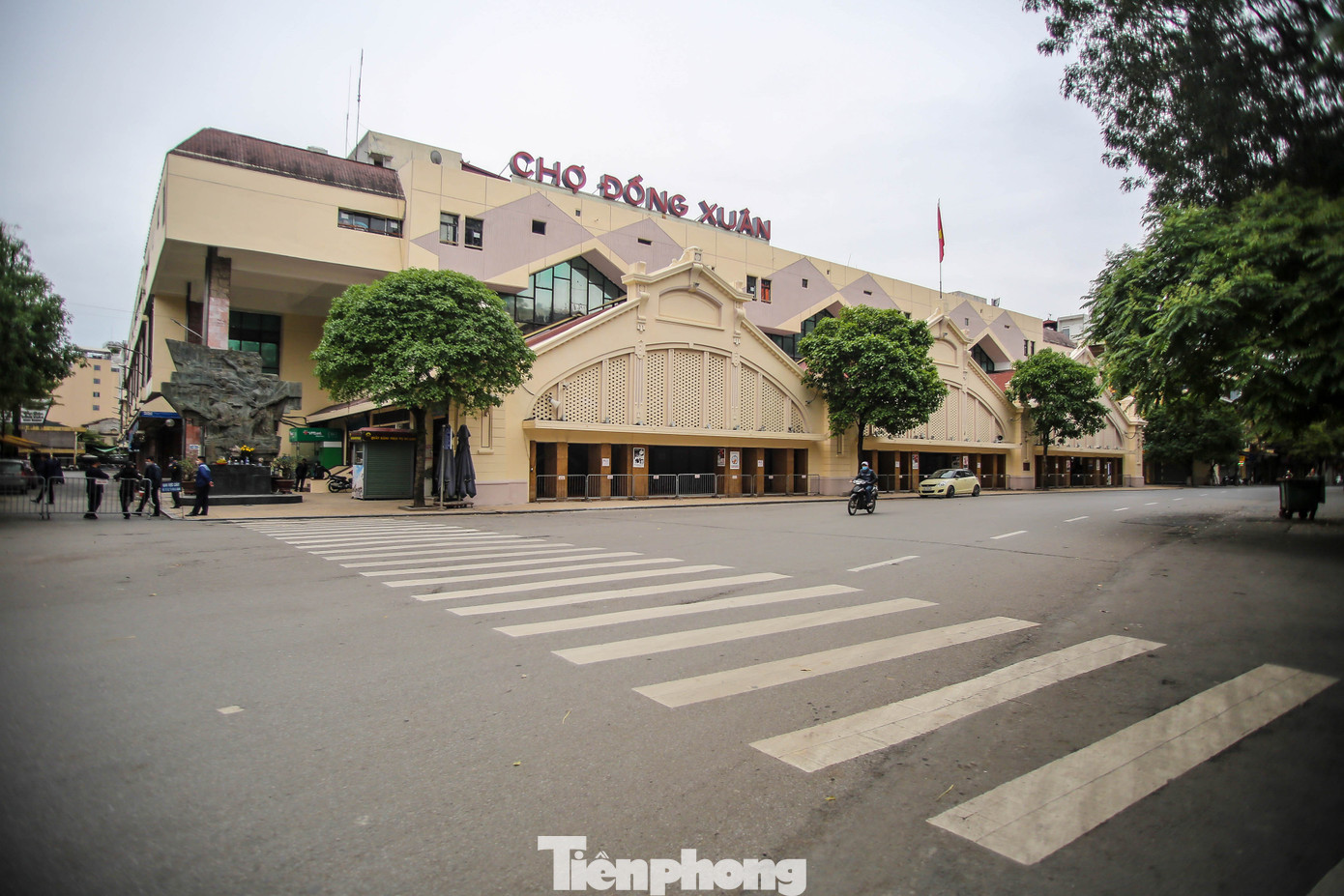 Trầm lắng phố phường Hà Nội sau 4 ngày cách ly toàn xã hội ảnh 3