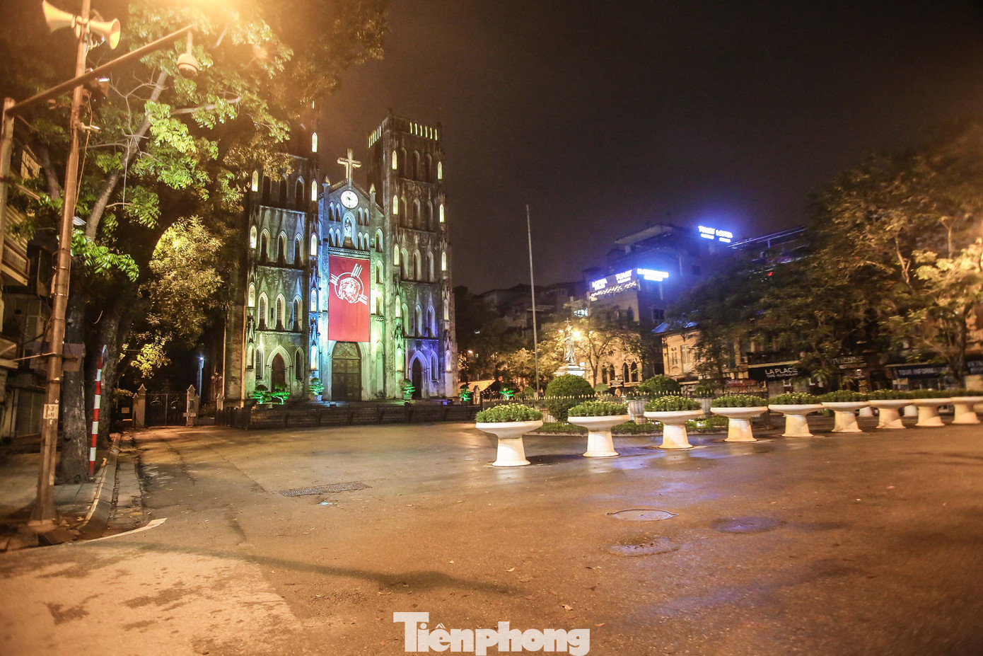 Trầm lắng phố phường Hà Nội sau 4 ngày cách ly toàn xã hội ảnh 12