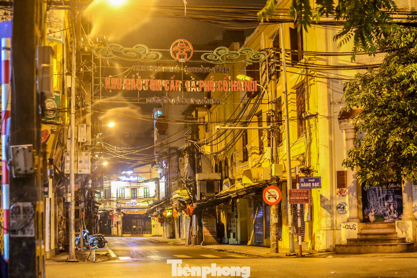 Trầm lắng phố phường Hà Nội sau 4 ngày cách ly toàn xã hội ảnh 9